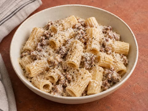 Pasta alla Norcina (massa cremosa com salsicha e ricotta)