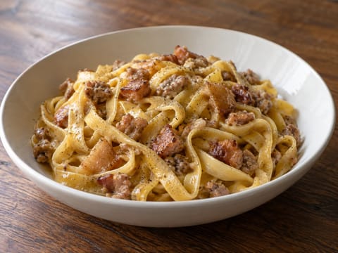 Pasta alla Zozzona Bianca (pasta med guanciale og pølse) Pasta alla Zozzona Bianca (pasta med guanciale og pølse)