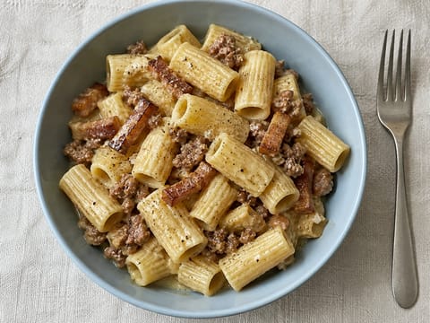 Pasta alla Zozzona (Ριγκατόνι με γκουαντσιάλε, λουκάνικο και αυγό)