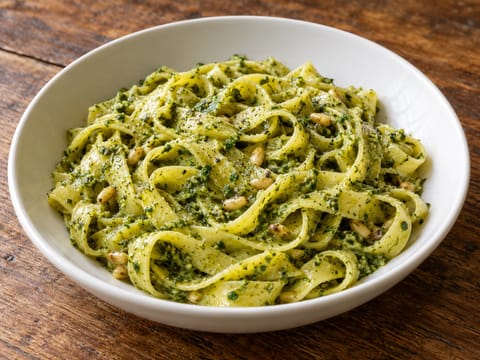 Pasta Bowl al Pesto (makaron z pesto bazyliowym i orzeszkami piniowymi) Pasta Bowl al Pesto (makaron z pesto bazyliowym i orzeszkami piniowymi)