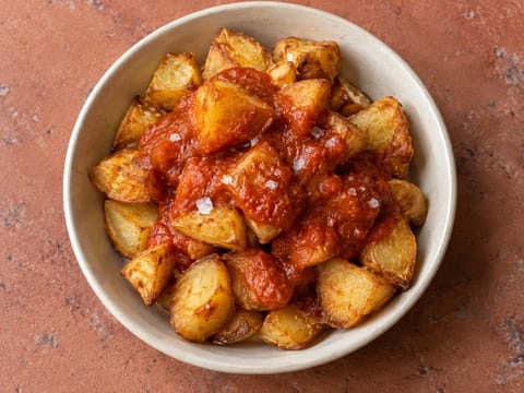 Patatas Bravas (Batatas estaladiças com molho de tomate picante) Patatas Bravas (Batatas estaladiças com molho de tomate picante)