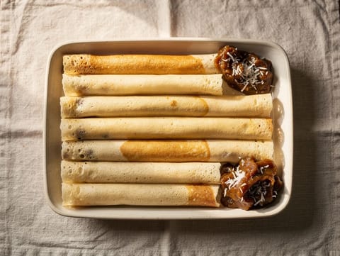 Patishapta (clătite bengaleze din orez cu umplutură de cocos și jaggery) Patishapta (clătite bengaleze din orez cu umplutură de cocos și jaggery)