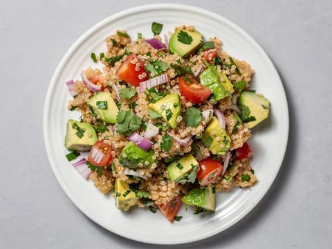Salată de quinoa în stil peruvian cu avocado și lime Salată de quinoa în stil peruvian cu avocado și lime