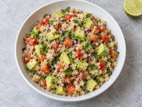 Insalata di quinoa in stile peruviano con avocado e lime Insalata di quinoa in stile peruviano con avocado e lime