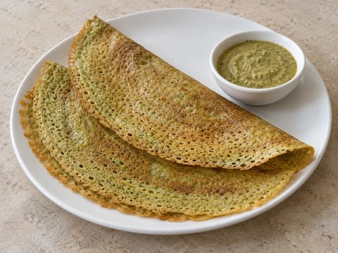 Pesarattu (dosa på mungbönor) Pesarattu (dosa på mungbönor)