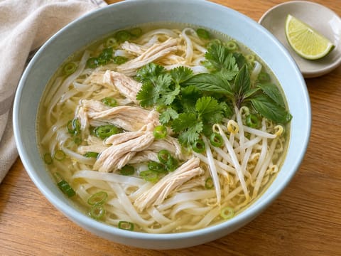Phở Gà (vietnamilainen kananuudelikeitto) Phở Gà (vietnamilainen kananuudelikeitto)