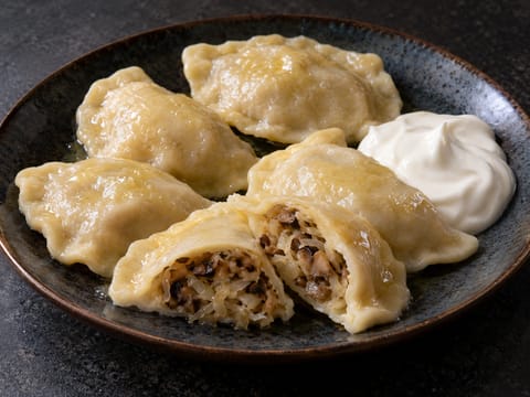Pierogi z Kapustą i Grzybami (colțunași cu varză murată și ciuperci) Pierogi z Kapustą i Grzybami (colțunași cu varză murată și ciuperci)