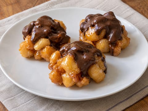 Pignolata Messinese (montinhos sicilianos de massa com mel e chocolate)