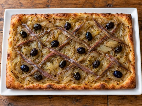 Pissaladière (προβηγκιανή τάρτα κρεμμυδιού με αντζούγιες και ελιές) Pissaladière (προβηγκιανή τάρτα κρεμμυδιού με αντζούγιες και ελιές)