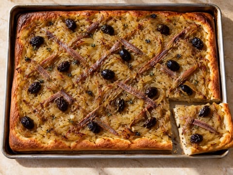 Pissaladière Niçoise (Tartă cu ceapă și anșoa) Pissaladière Niçoise (Tartă cu ceapă și anșoa)