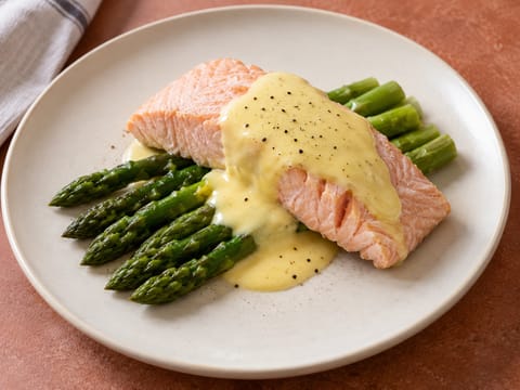 Gepocheerde zalm met hollandaise en asperges