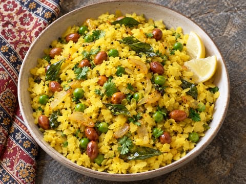 Poha (Yassı Pirinç Kahvaltısı) Poha (Yassı Pirinç Kahvaltısı)