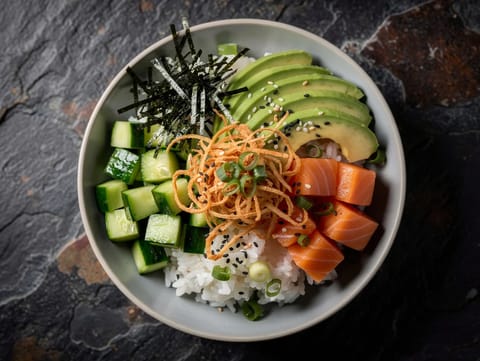 Poke Bowl z chrupiącą cebulką Poke Bowl z chrupiącą cebulką