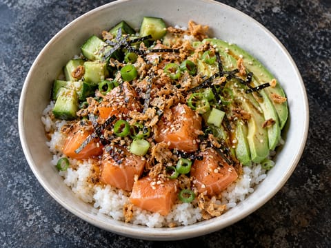 Poke bowl ropogós hagymával Poke bowl ropogós hagymával