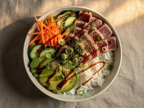 Poke bowl com arroz jasmim