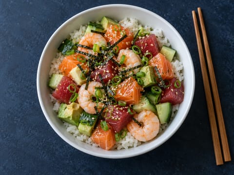 Poke bowl z mieszanką owoców morza Poke bowl z mieszanką owoców morza