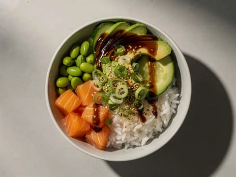 Poke-Bowl mit Sushi-Reis
