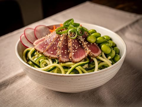 Poke Bowl kesäkurpitsanuudeleilla