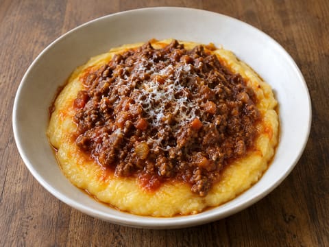 Polenta con Ragù di Cinghiale (polenta cu ragù de mistreț) Polenta con Ragù di Cinghiale (polenta cu ragù de mistreț)