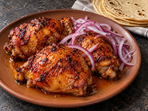 Pollo en Achiote (kurczak pieczony w achiote z pomarańczą i czerwoną cebulą) Pollo en Achiote (kurczak pieczony w achiote z pomarańczą i czerwoną cebulą)