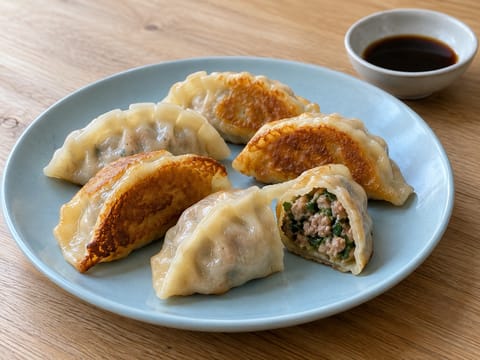 Dumplings med svinekjøtt og gressløk (stekte jiaozi) Dumplings med svinekjøtt og gressløk (stekte jiaozi)