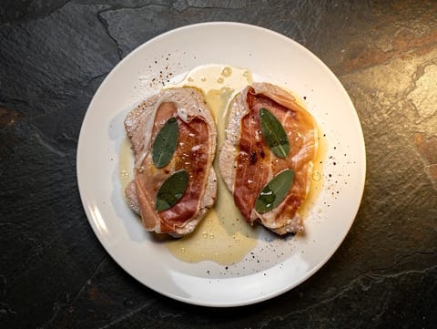 Pork Saltimbocca alla Romana (wieprzowina z prosciutto i szałwią)