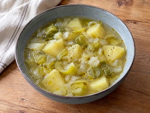 Porrusalda (baskická pórková a bramborová polévka) Porrusalda (baskická pórková a bramborová polévka)