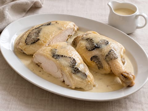 Poularde Demi-Deuil (Siyah trüf ve kremalı soslu haşlanmış tavuk) Poularde Demi-Deuil (Siyah trüf ve kremalı soslu haşlanmış tavuk)