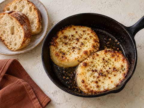 Provoleta (provolone a la parrilla con orégano y chile) Provoleta (provolone a la parrilla con orégano y chile)