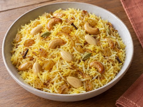 Zafrani Pulao (riz au safran avec fruits à coque et raisins sultanines)