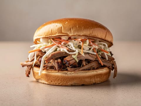 Pulled-Pork-Bap mit Slaw