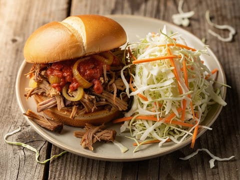 Panino con pulled pork e coleslaw