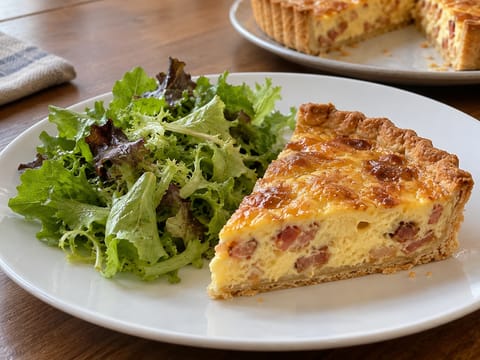 Quiche Lorraine se zeleným salátem Quiche Lorraine se zeleným salátem