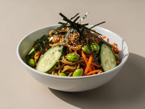 Salade de ramen moderne, sauce soja-sésame Salade de ramen moderne, sauce soja-sésame