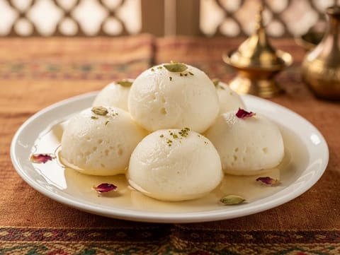 Rasgulla (Chenna-Kugeln in Zuckersirup)