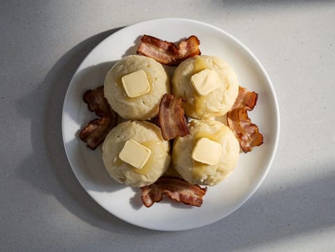 Raspeballer (bolinhos nórdicos de batata com bacon e manteiga)