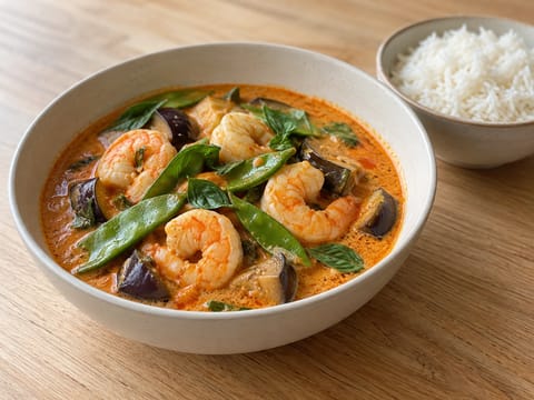 Curry rouge thaï aux gambas, lait de coco et basilic