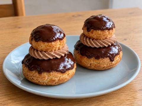 Religieuse (Bollitos de pasta choux rellenos de chocolate con glaseado)