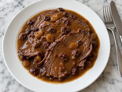 Rheinischer Sauerbraten z rodzynkami i sosem z pierników Rheinischer Sauerbraten z rodzynkami i sosem z pierników