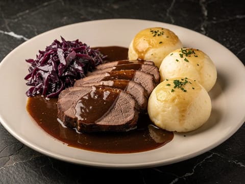 Rheinischer Sauerbraten med rødkål og kartoffelkløser Rheinischer Sauerbraten med rødkål og kartoffelkløser