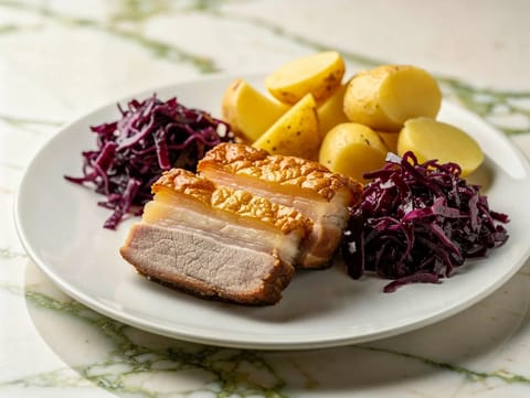 Ribbe (norsk flæskesteg af svinebryst med sprøde svær) Ribbe (norsk flæskesteg af svinebryst med sprøde svær)