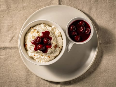 Risalamande (dänischer Mandelmilchreis mit Kirschsoße)