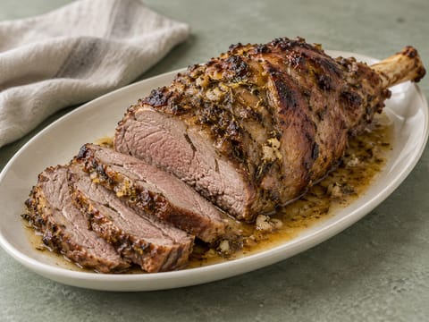 Perna de borrego assada com alho e anchovas Perna de borrego assada com alho e anchovas