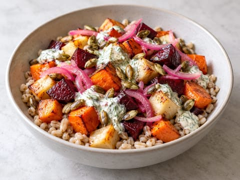 Bowl di verdure a radice arrosto con orzo e salsa all’aneto Bowl di verdure a radice arrosto con orzo e salsa all’aneto