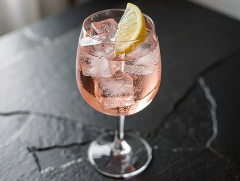 Rosé Spritzer (Sparkling Rosé Wine Cocktail)