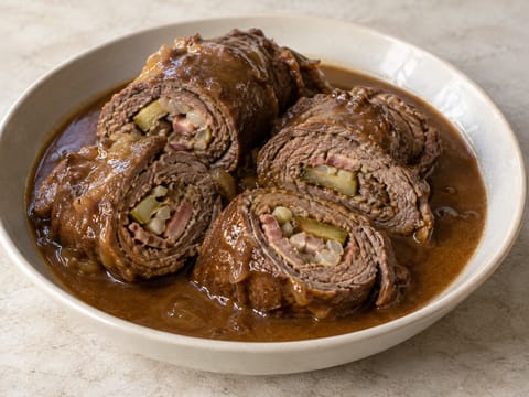 Rouladen (rulouri de vită cu muștar, bacon și castraveciori murați) Rouladen (rulouri de vită cu muștar, bacon și castraveciori murați)