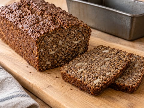 Nordisches Rugbrød (dichtes Roggenbrot mit Sonnenblumenkernen) Nordisches Rugbrød (dichtes Roggenbrot mit Sonnenblumenkernen)
