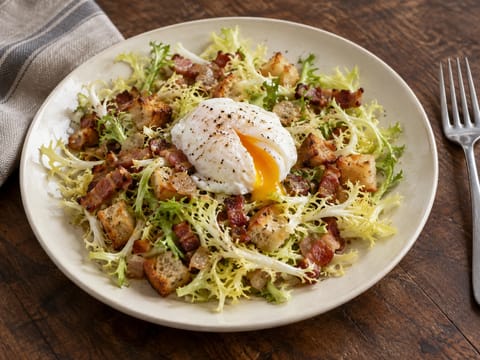 Salade Lyonnaise (meleg frisée saláta baconnel és posírozott tojással)