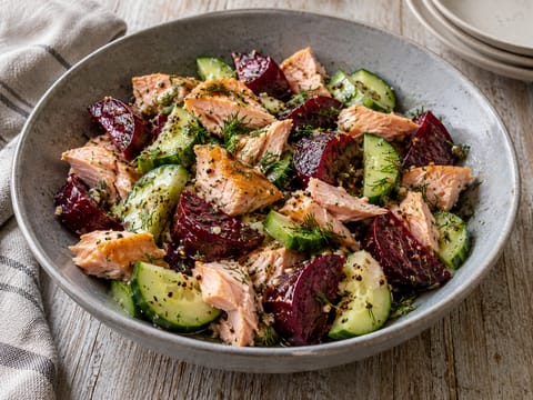 Lakse- og rødbedesalat med dild og grovkornet sennep Lakse- og rødbedesalat med dild og grovkornet sennep