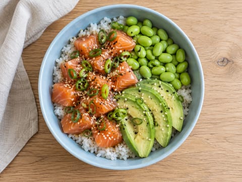 Poke bowl de salmão, abacate e edamame Poke bowl de salmão, abacate e edamame